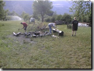 Beim Holzmachen frs Lagerfeuer