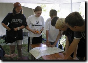 Die Mountainbiker beim Studieren des Kartenmaterials